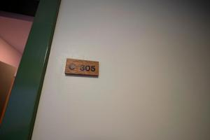 una porta con un cartello di legno sopra di Mountain Lodge at Okemo-1Br Fireplace & Updated Kitchen condo a Ludlow