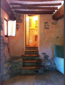 Monte BenichiにあるAntico borgo Il Maceretoの階段のある部屋