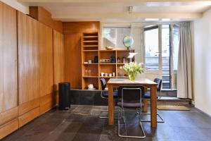 ein Esszimmer mit einem Tisch und Stühlen in der Unterkunft Luxueuze Studio Herengracht in Amsterdam