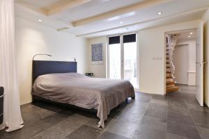 una camera con un grande letto e una scala di Luxueuze Studio Herengracht ad Amsterdam
