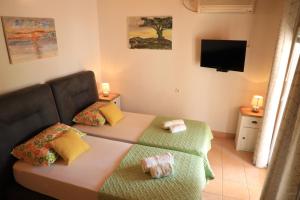 Cama ou camas em um quarto em APARTMANI SARLIJA