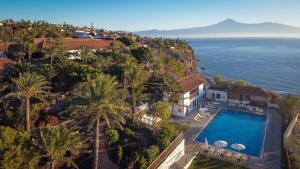 an aerial view of a house with a swimming pool and the ocean at Parador de La Gomera in San Sebastián de la Gomera