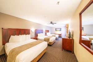 Postel nebo postele na pokoji v ubytování Alpine Inn & Suites Gunnison