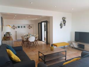 sala de estar con sofá y mesa en Villa ANTINEA, A SAINT AYGULF, PISCINE PRIVEE, VUE MER PANORAMIQUE en Fréjus