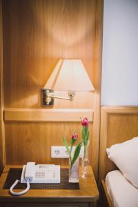 Ein Bett oder Betten in einem Zimmer der Unterkunft Blochums Gasthof Hirsch