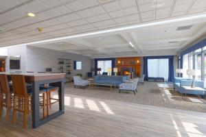 - un hall de bureau avec des chaises et une table dans l'établissement Coast Wenatchee Center Hotel, à Wenatchee