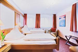 Ein Bett oder Betten in einem Zimmer der Unterkunft Blochums Gasthof Hirsch