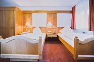 Ein Bett oder Betten in einem Zimmer der Unterkunft Blochums Gasthof Hirsch