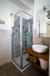 ein Bad mit einer Glasdusche und einem Waschbecken in der Unterkunft Casa Gnoni - B&B in Valenzano