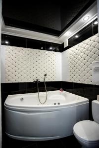 une salle de bain avec une baignoire blanche et des toilettes dans l'établissement Studio - Koshevogo Street, à Mykolaïv