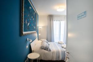 ein Schlafzimmer mit einem Bett und einem Wandgemälde in der Unterkunft Casa Gnoni - B&B in Valenzano