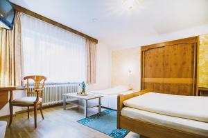 Ein Bett oder Betten in einem Zimmer der Unterkunft Blochums Gasthof Hirsch