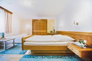 Ein Bett oder Betten in einem Zimmer der Unterkunft Blochums Gasthof Hirsch