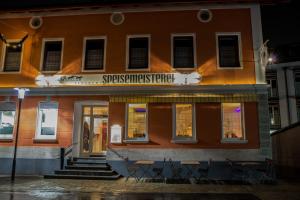 Eine Fassade oder ein Eingang zu Blochums Gasthof Hirsch