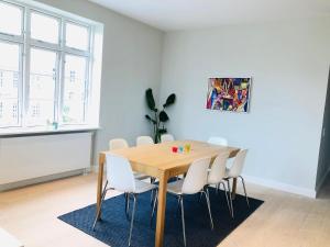Khu vực ghế ngồi tại aday - 4 Bedroom - Modern Living Apartment - Aalborg +21 ảnh