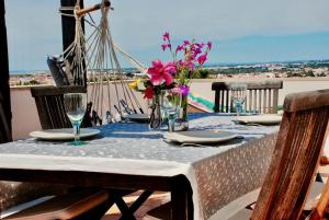 Praia VerdeにあるCasa na Praia Verdeの皿、グラス、花が並ぶテーブル