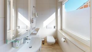 Ein Badezimmer in der Unterkunft Blochums Gasthof Hirsch