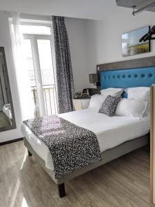 1 dormitorio con cama grande y ventana grande en Hôtel Carré Vieux Port, en Marsella