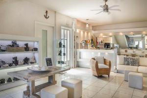A kitchen or kitchenette at Captain's House Hotel
