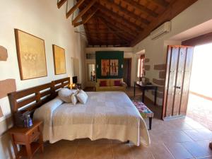 Un dormitorio con una cama grande en una habitación. en Molino La Nava, en Montoro 37 fotos más