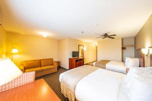 Postel nebo postele na pokoji v ubytování Alpine Inn & Suites Gunnison