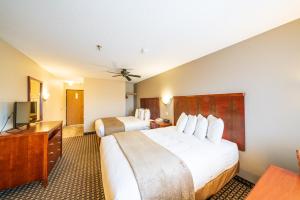 Postel nebo postele na pokoji v ubytování Alpine Inn & Suites Gunnison