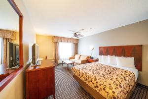 TV a/nebo společenská místnost v ubytování Alpine Inn & Suites Gunnison