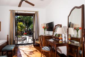 a living room with a desk and a mirror at Parador de La Gomera in San Sebastián de la Gomera
