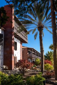a building with palm trees in front of it at Parador de La Gomera in San Sebastián de la Gomera