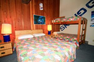Mammoth Ski & Racquet Club #129 في بحيرات ماموث: غرفة نوم مع سرير وسرير بطابقين