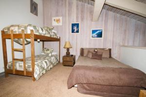 a bedroom with a bunk bed and a bunk bedouble at Mammoth Ski & Racquet Club #86 in Mammoth Lakes