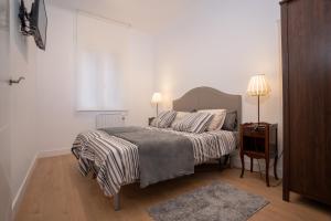 Łóżko lub łóżka w pokoju w obiekcie Bilbao High Apartment