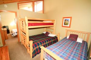 a bedroom with two bunk beds and a bed at Mammoth Ski & Racquet Club #70 in Mammoth Lakes
