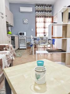 - une cuisine avec une table et un bol dans l'établissement Casa vacanza Nicuzza, à Castellammare del Golfo