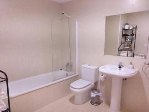 Koupelna v ubytování Apartamento Turistico Cigüeña de Arguedas + 37 fotografií