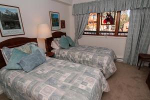 Habitación de hotel con 2 camas y ventana en Mountainback #38 en Mammoth Lakes