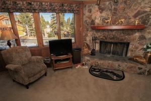 sala de estar con silla y chimenea en Mountainback #38 en Mammoth Lakes
