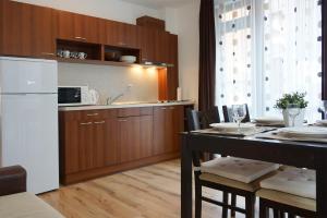 Kuchyň nebo kuchyňský kout v ubytování Apartcomplex in Sveti Vlas Viktorio 3