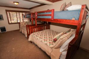 a bedroom with two bunk beds in a room at Mammoth Ski & Racquet Club #34 in Mammoth Lakes