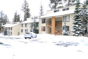 un edificio con un coche aparcado en la nieve en Discovery 4 #113, en Mammoth Lakes