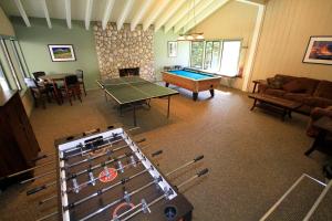 sala de estar con mesa de ping pong y mesa de ping pong en Discovery 4 #153, en Mammoth Lakes