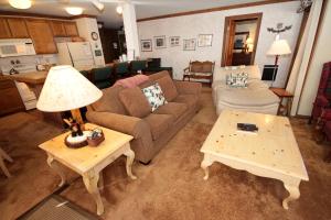 ein Wohnzimmer mit Sofa und Tisch in der Unterkunft Mountainback #34, Corner in Mammoth Lakes + 6 Fotos