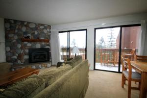 a living room with a couch and a fireplace at Mammoth Ski & Racquet Club #62 in Mammoth Lakes