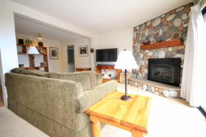 a living room with a couch and a fireplace at Mammoth Ski & Racquet Club #62 in Mammoth Lakes