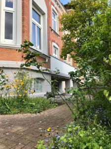 un edificio con un patio de ladrillo frente a un edificio en Villa Wakenitz, en Lübeck