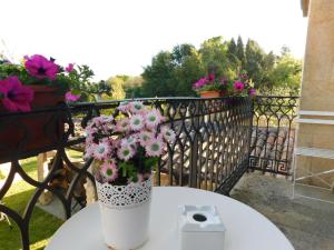 un jarrón lleno de flores sentado en una mesa en Casa de Roque, en Outes