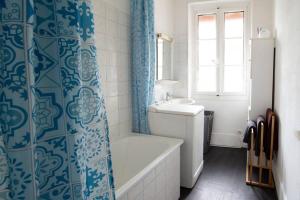 ein Badezimmer mit einer Badewanne und einem Waschbecken in der Unterkunft Appartement 2 pièces de 48 M2 in Aix-les-Bains