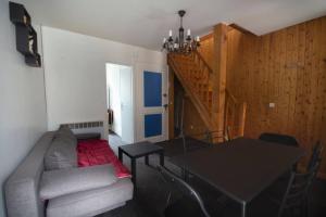 ein Wohnzimmer mit einem Sofa und einem Esstisch in der Unterkunft Appartement 2 pièces de 48 M2 in Aix-les-Bains