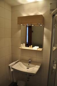 bagno con lavandino e specchio di Hotel Grauleshof ad Aalen