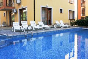 Bazén v ubytování Apartcomplex in Sveti Vlas Viktorio 3 nebo v jeho okolí